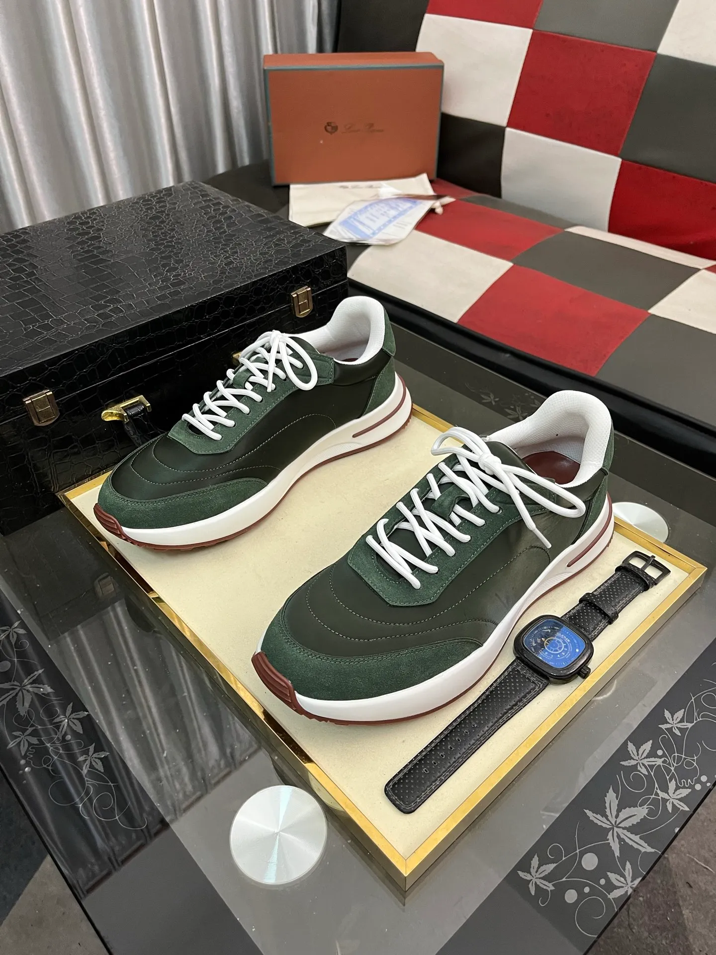 Men's shoes 💰458⌚️⌚️ Loro Pian* Loro Pian* casual shoes are made of cowhide frosted cowhide. Unique texture, simple and elegant, in line with Asian shoe lasts. Almond toe bar, apron style toe, drum-stitched upper. Same color stitching details. Slip-on style for easy on and off. Original color full cowhide lining. The insole is decorated with the 🈶️ brand logo. The original open-molded TPU raw rubber outsole. The soft rubber sole has super grip performance. Comfortable and casual style. You can create 🉑casual🉑formal urban style at will!  Code number: 38-44